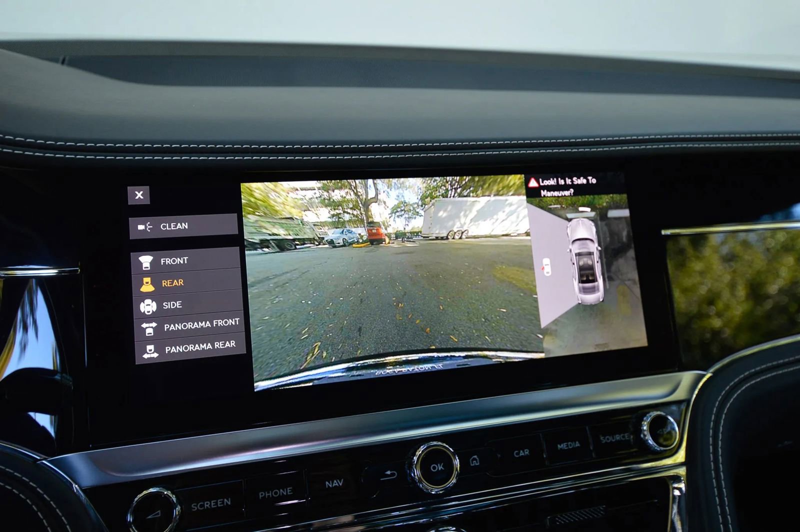 Used 2022 Bentley Flying Spur V8 image 47