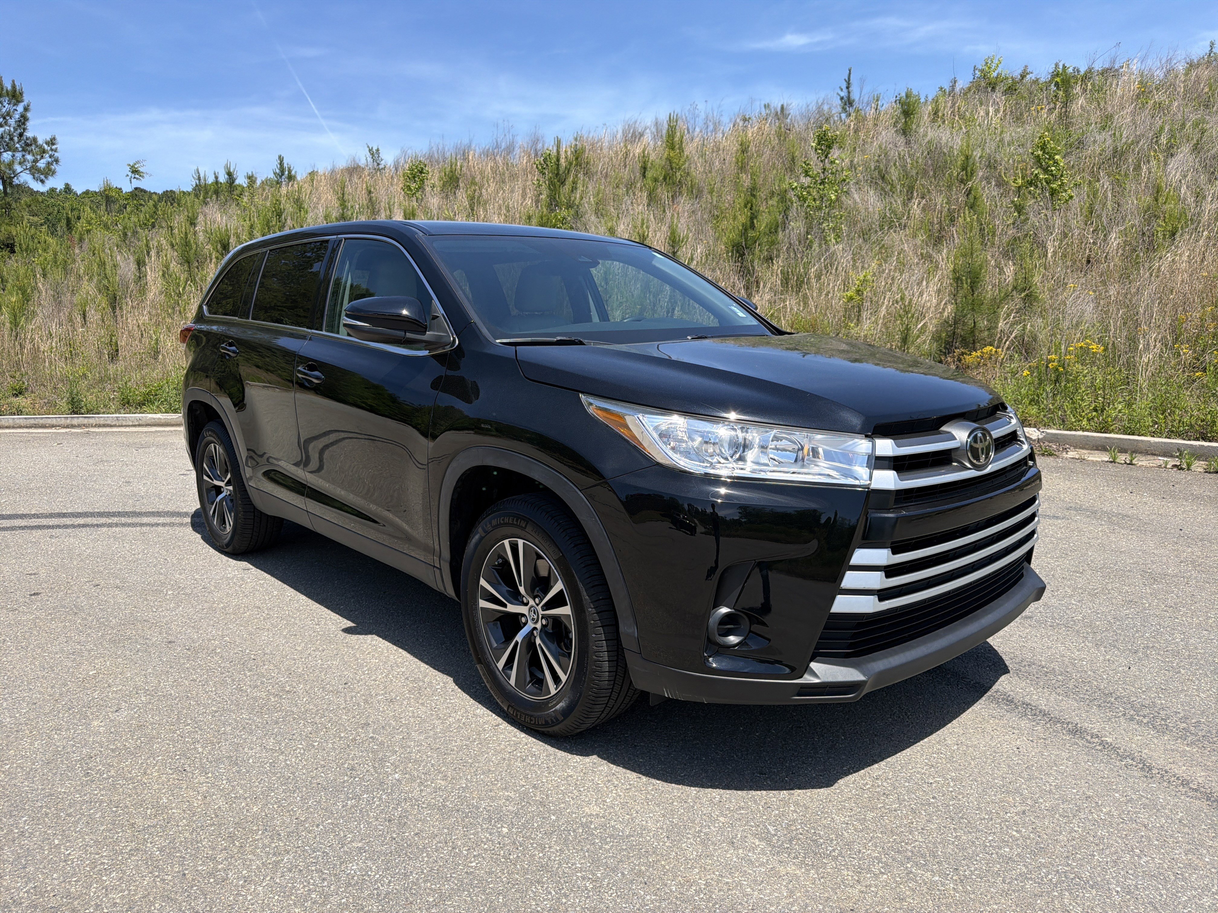 Used 2019 Toyota Highlander LE FWD image 3