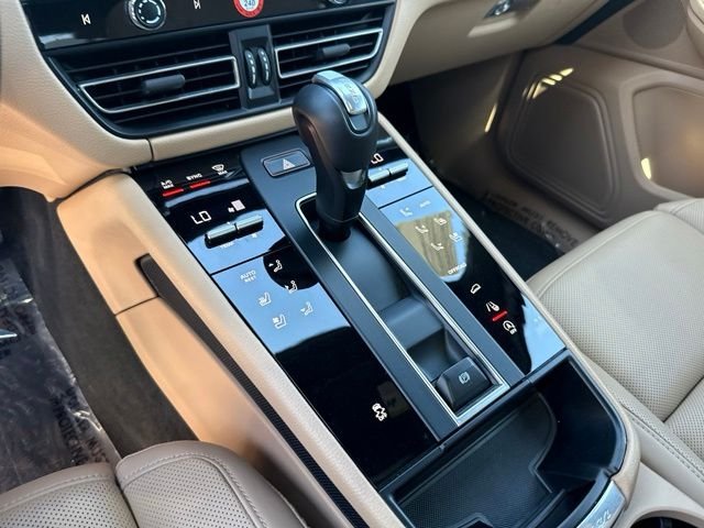 Used 2025 Porsche Macan AWD/4WD image 16