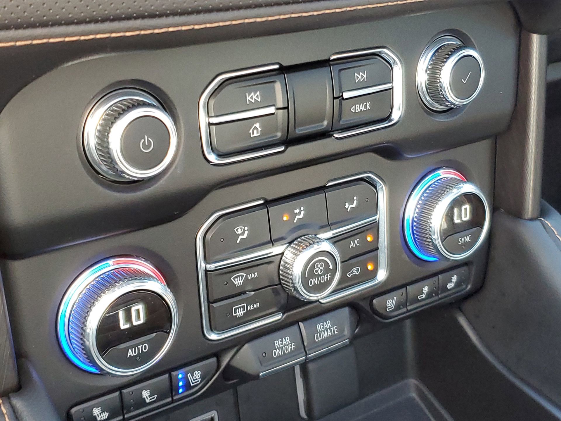 Used 2024 GMC Yukon AT4 w/ Technology Package image 32