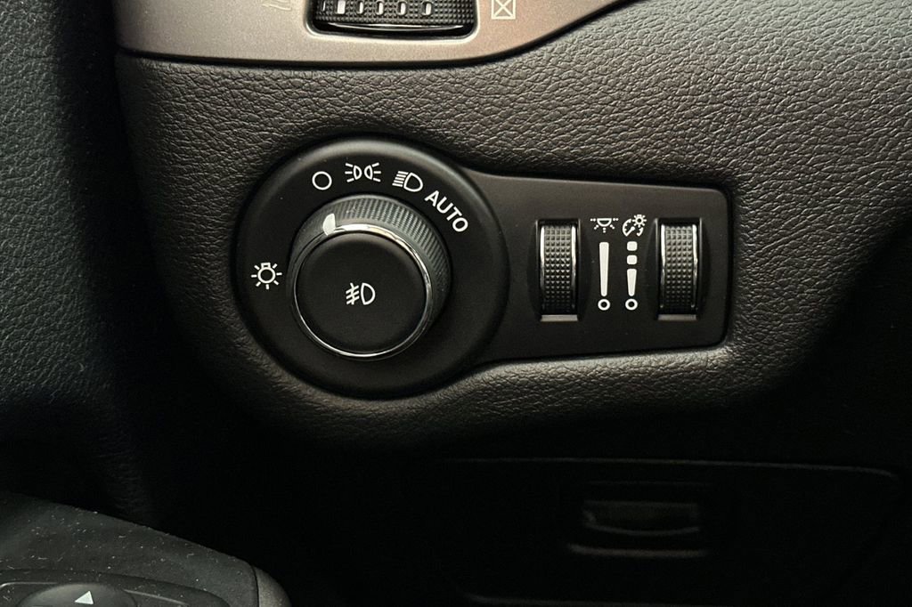 Used 2019 Jeep Cherokee Latitude Plus w/ Cold Weather Group image 31