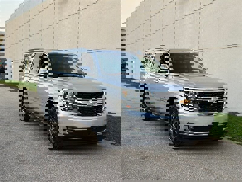 Used 2015 Chevrolet Suburban LT w/ Luxury Package image 4