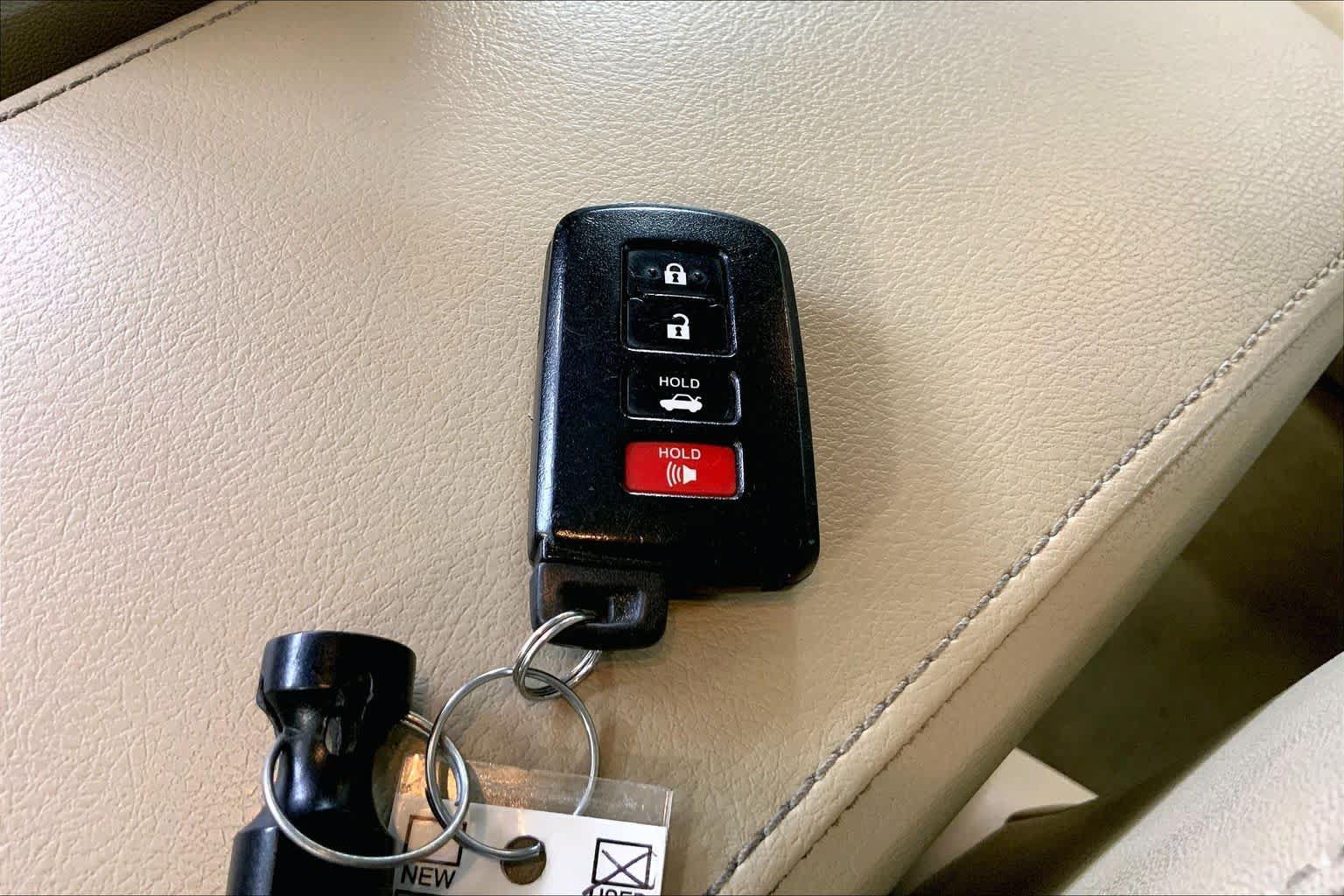 Used 2012 Toyota Camry XLE w/ Leather Pkg FWD image 14