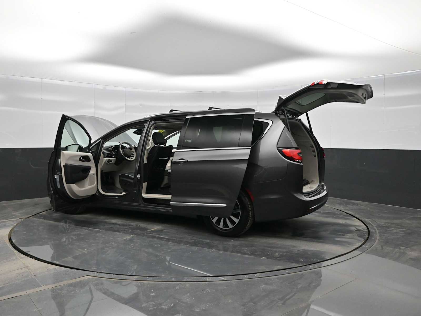 Used 2021 Chrysler Pacifica Limited w/ Uconnect Theater Family Group image 41