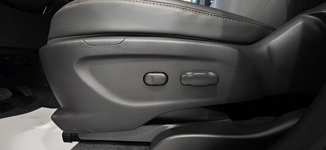 Used 2022 Chevrolet Trax LT w/ LT Convenience Package image 15