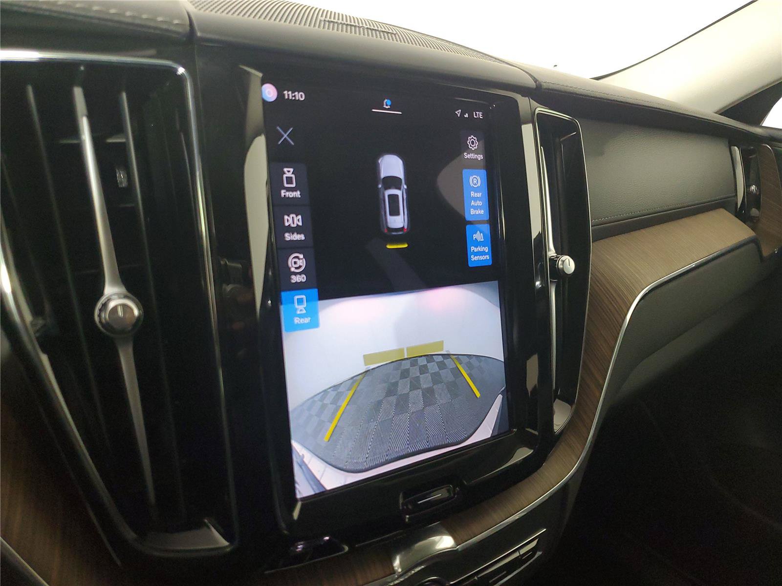 Certified 2023 Volvo XC60 B5 Ultimate w/ Climate Package FWD image 28