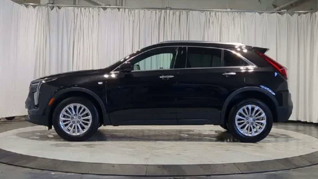 Used 2024 Cadillac XT4 Luxury w/ Cold Weather Package image 6