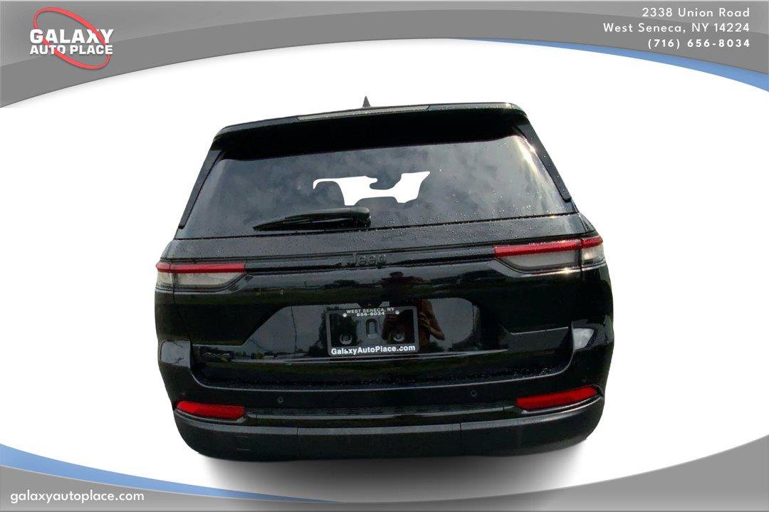 Used 2023 Jeep Grand Cherokee Altitude AWD/4WD image 6