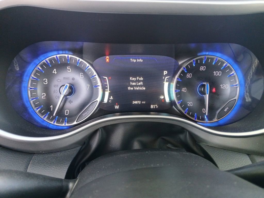 Used 2025 Chrysler Pacifica Select FWD image 14