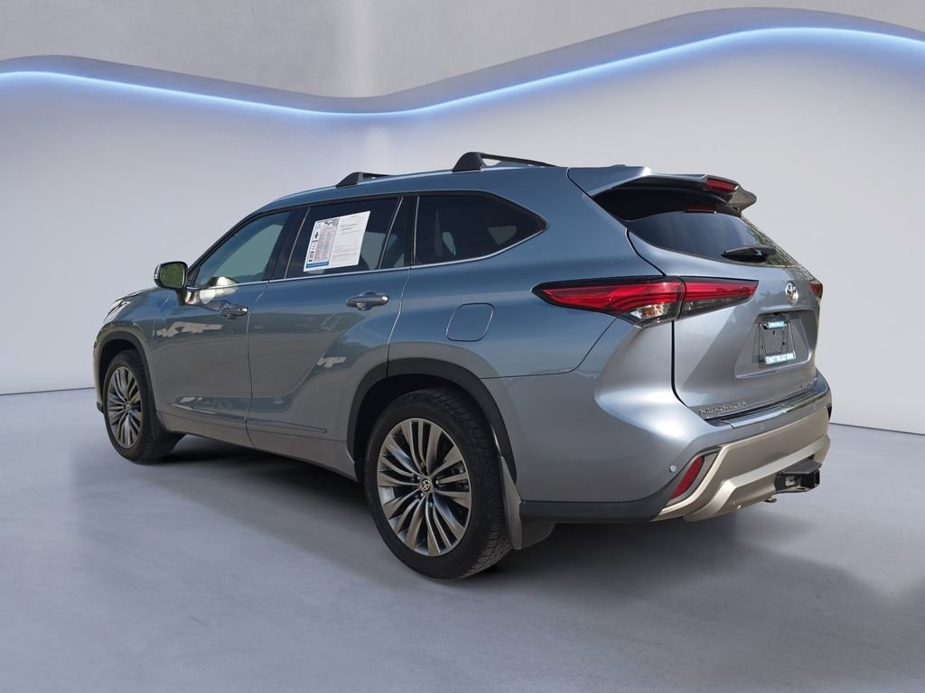Used 2022 Toyota Highlander Platinum image 3