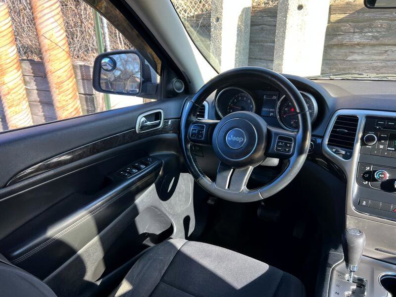 Used 2011 Jeep Grand Cherokee Laredo image 12