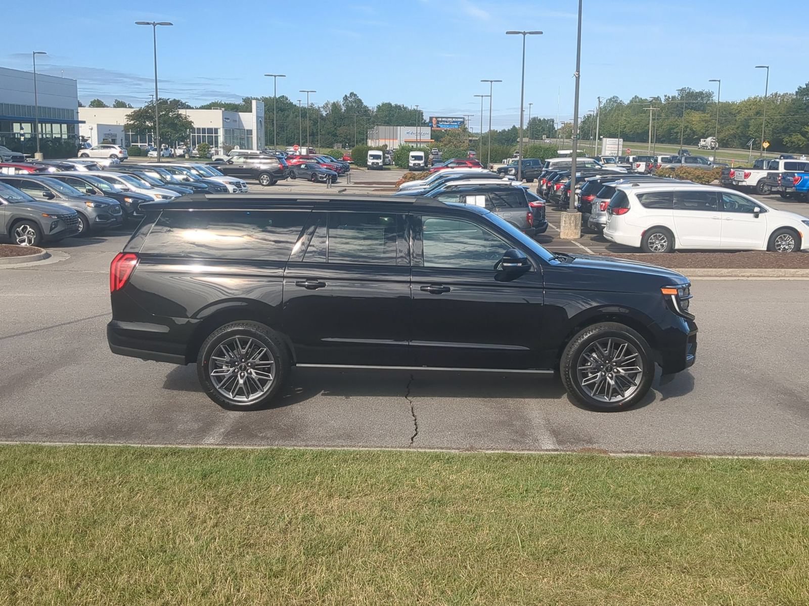 New 2027 Ford Expedition Max Platinum w/ Stealth Appearance Package AWD/4WD image 2