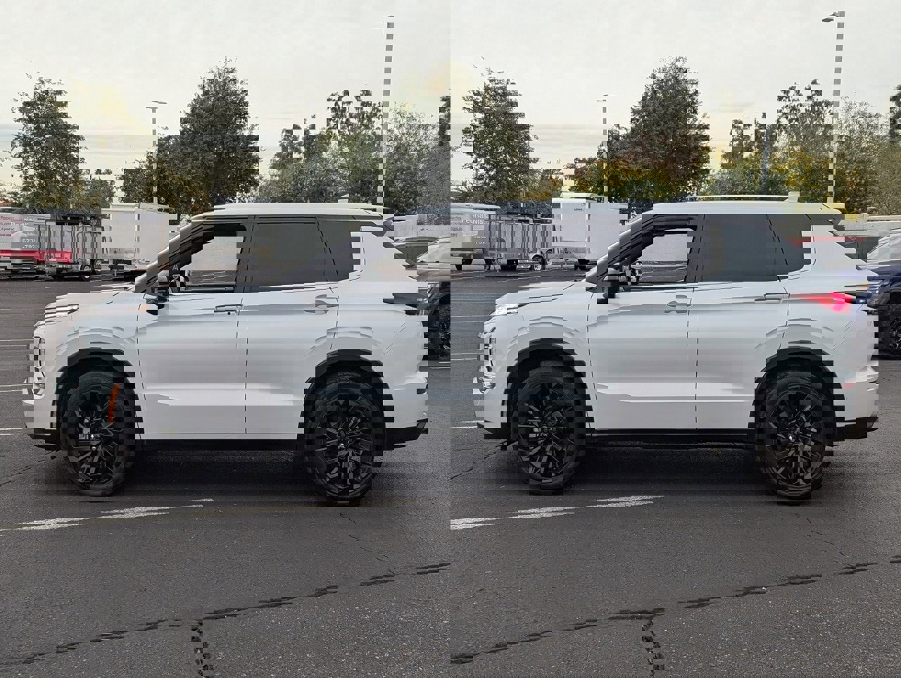 Used 2023 Mitsubishi Outlander SE Black Edition image 3