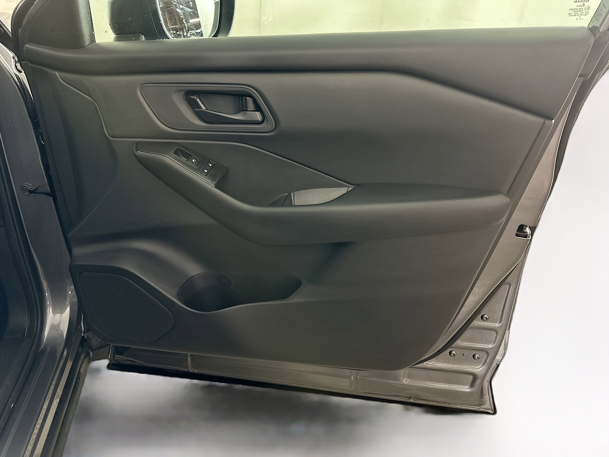 Used 2025 Nissan Rogue S image 31