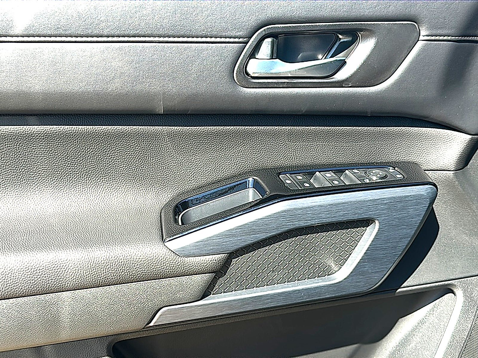 New 2026 Nissan Pathfinder SL w/ SL Premium Package FWD image 14