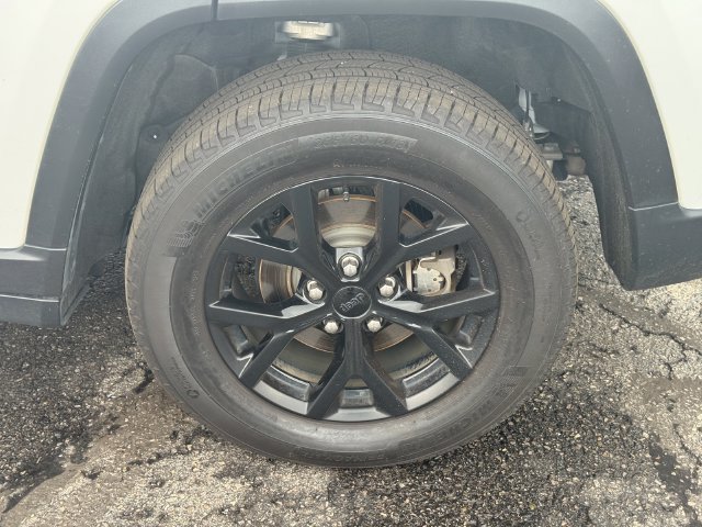 Certified 2025 Jeep Grand Cherokee Altitude AWD/4WD image 11