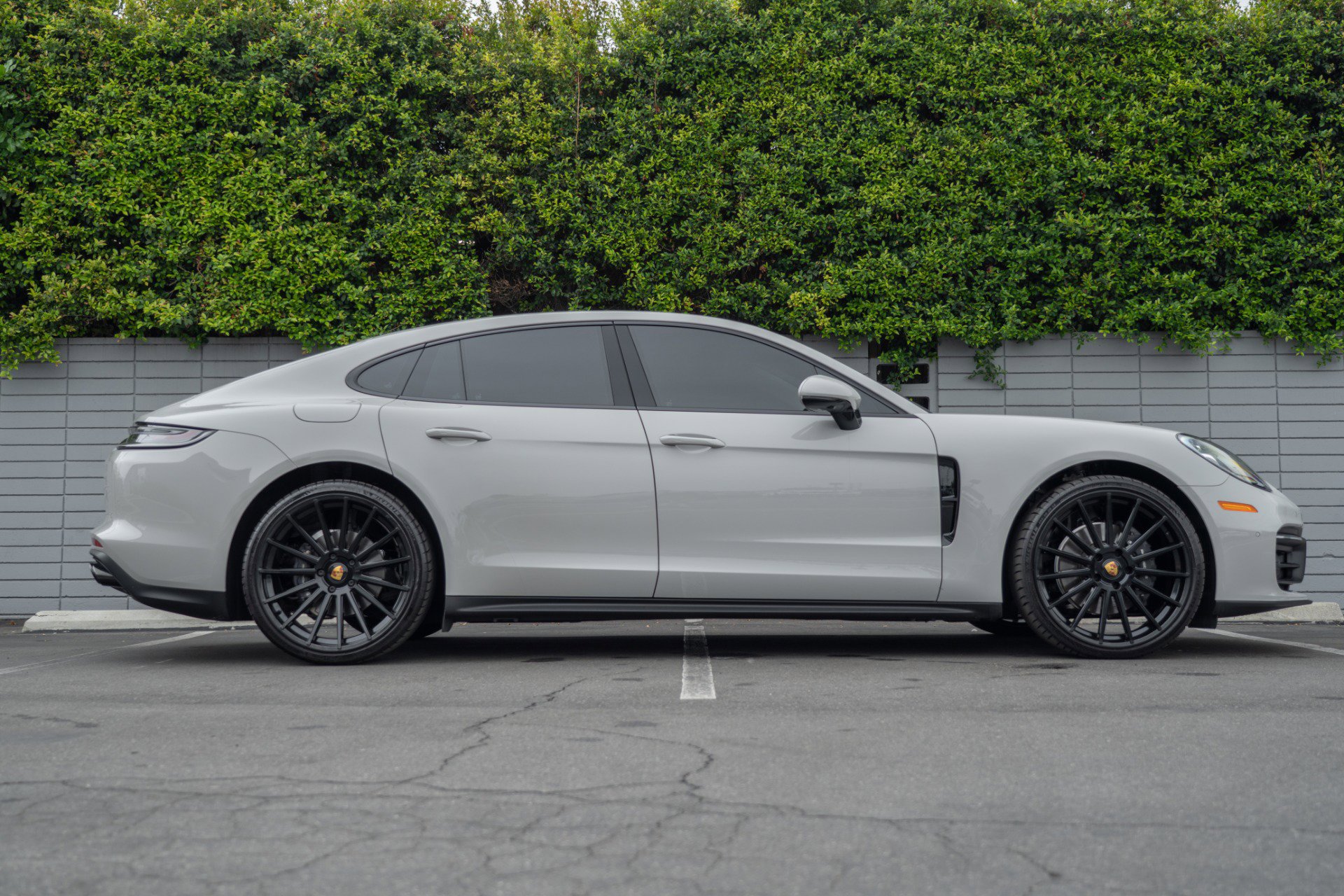 Used 2023 Porsche Panamera 4 Platinum Edition image 9