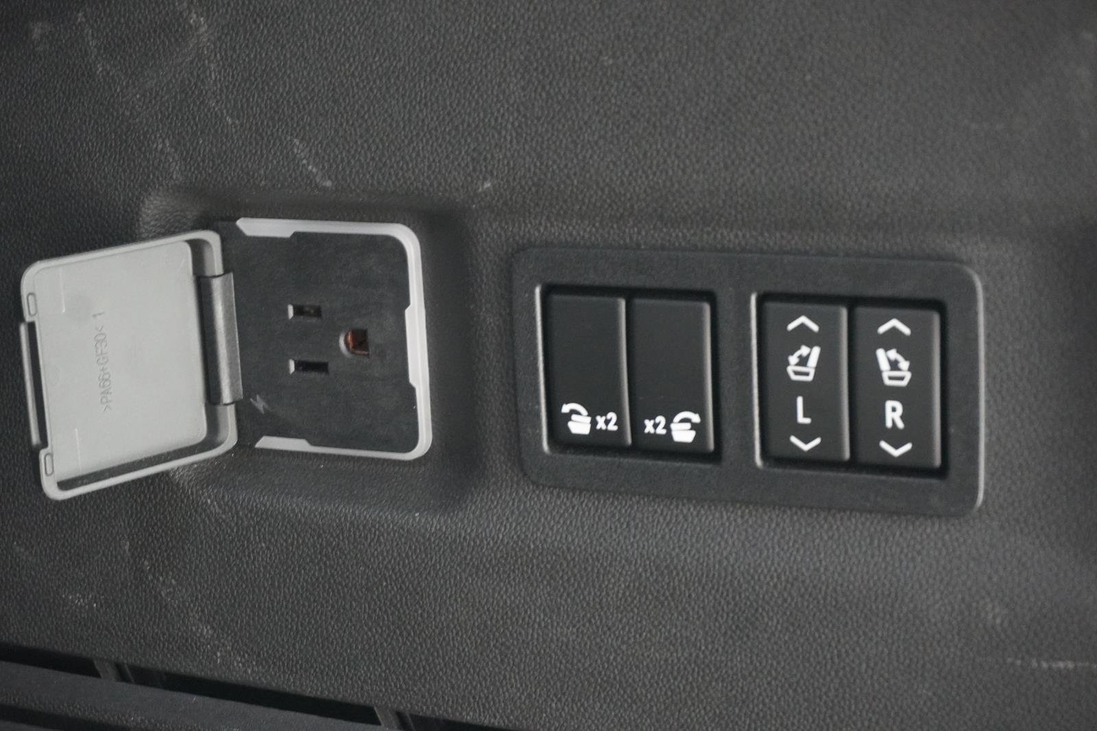 Used 2021 Chevrolet Suburban Premier w/ Premium Package image 9