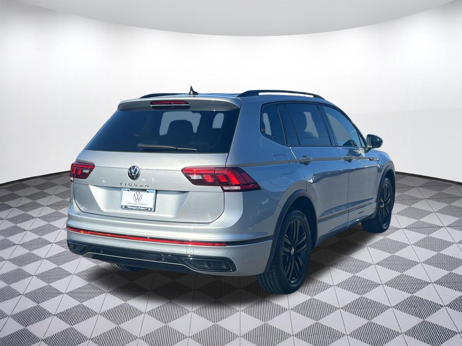 Used 2022 Volkswagen Tiguan SE R-Line FWD image 9