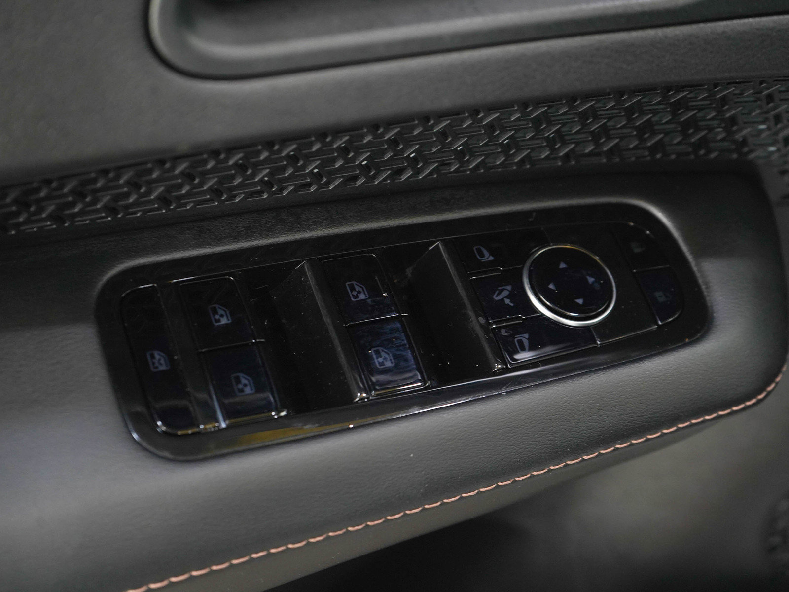Used 2025 Nissan Ariya AWD image 22