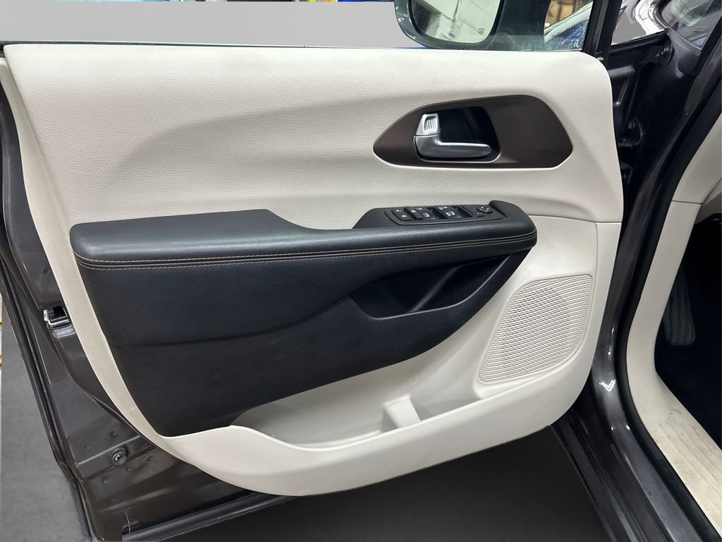 Used 2019 Chrysler Pacifica Touring-L image 23