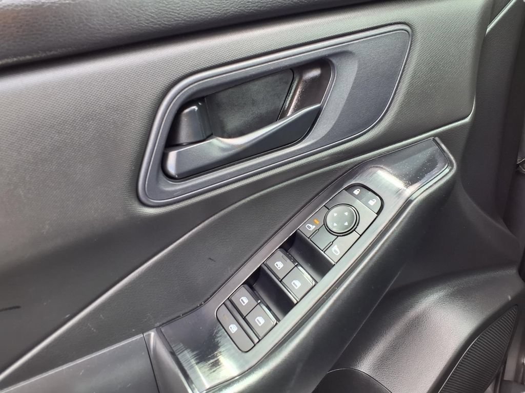 Used 2024 Nissan Rogue S FWD image 18