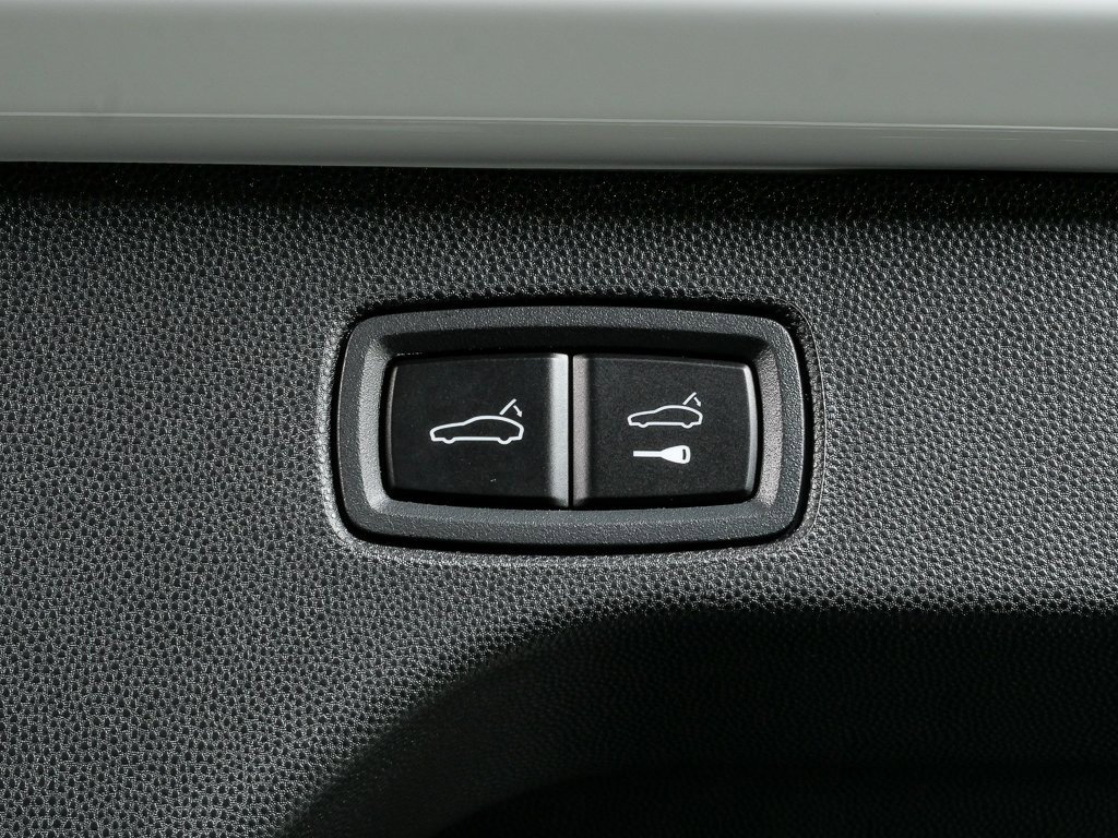 New 2025 Porsche Macan 4S Electric image 34