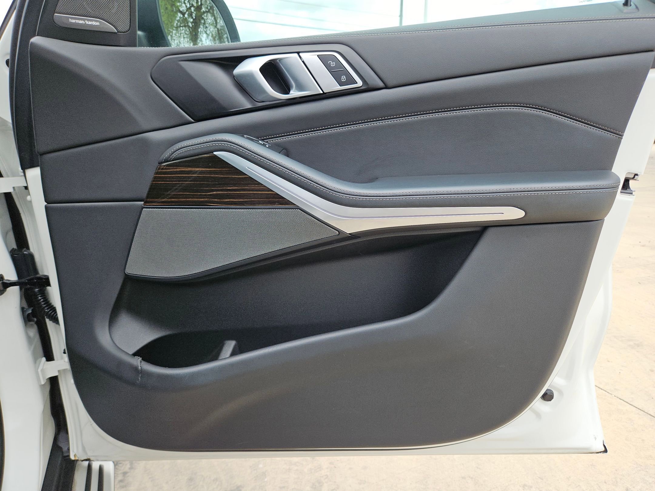 Used 2025 BMW X5 xDrive50e AWD/4WD image 29