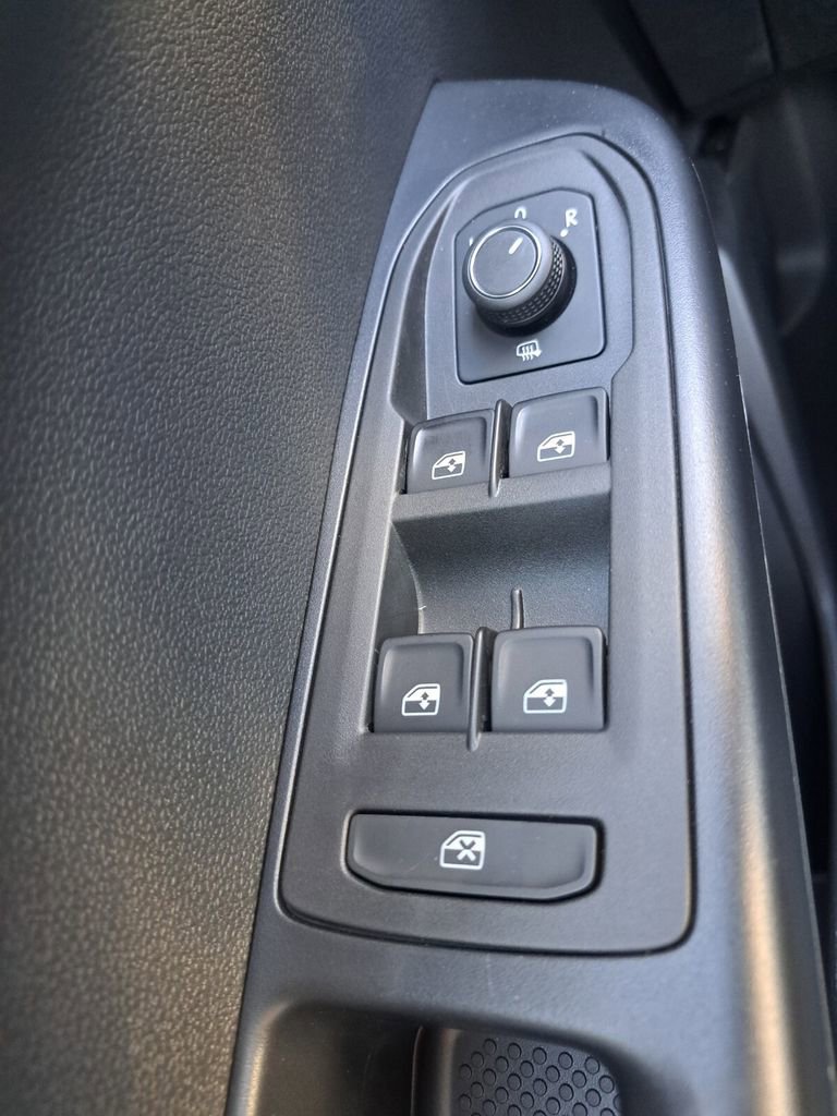 Used 2025 Volkswagen Taos SE image 15