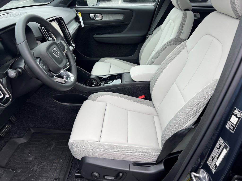 New 2026 Volvo EX40 Plus w/ Protection Package Premier image 17
