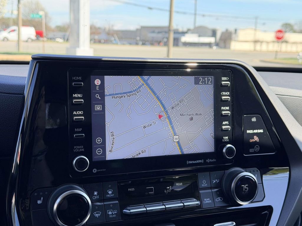 Used 2022 Toyota Highlander XLE image 3