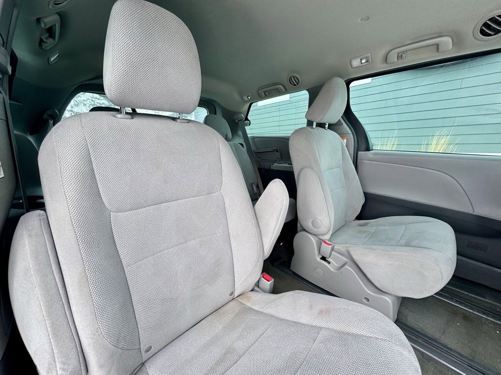 Used 2017 Toyota Sienna L image 16