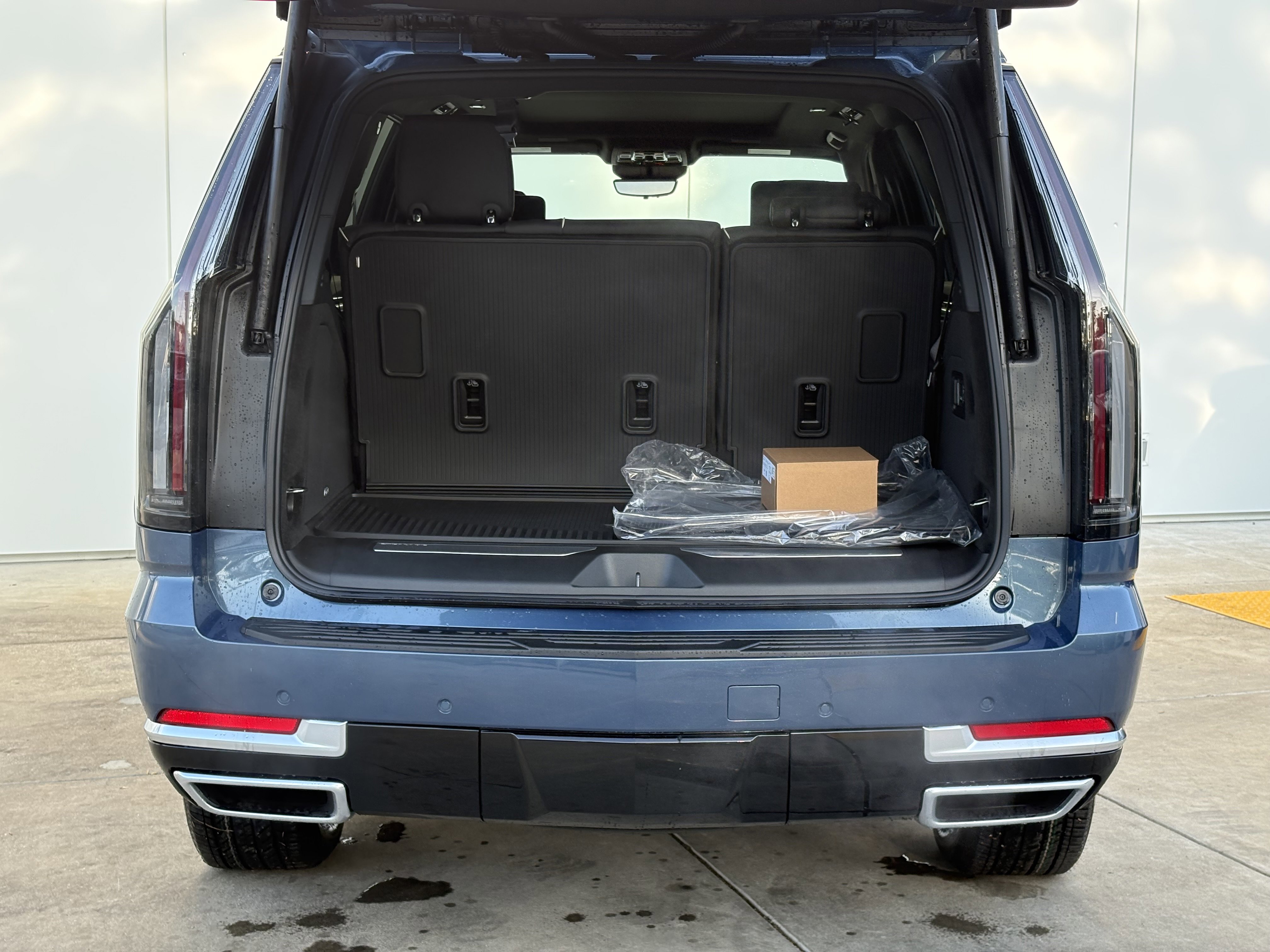 New 2026 Cadillac Escalade Luxury image 9