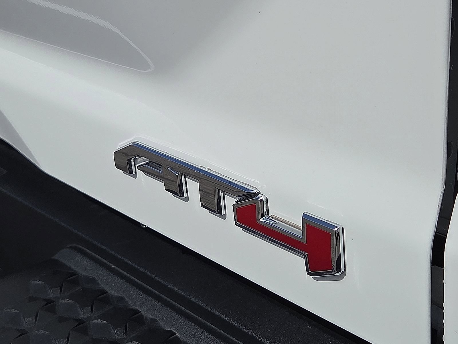 Used 2025 GMC Canyon AT4 image 8