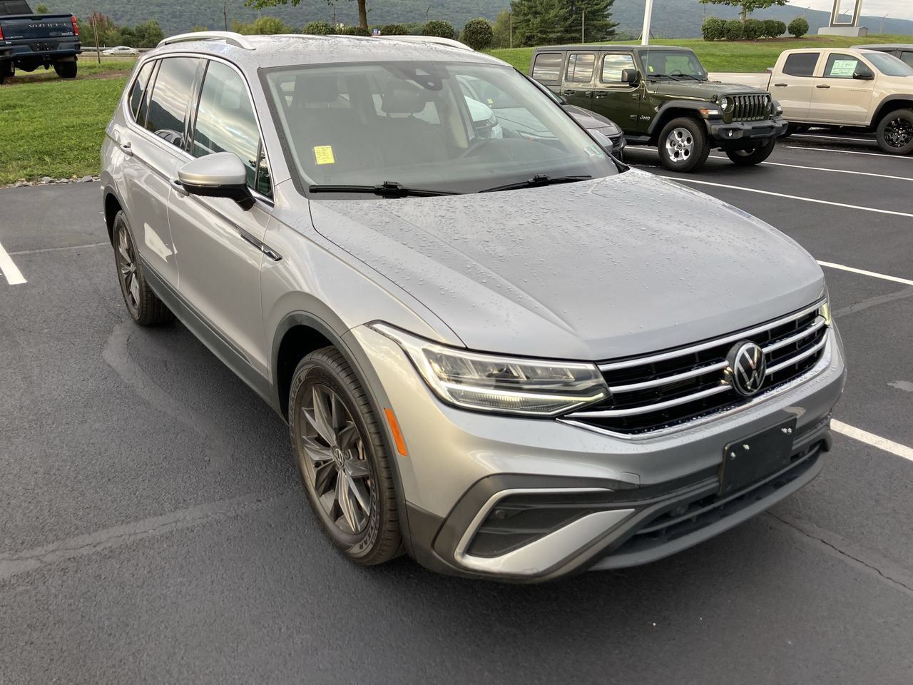 Used 2024 Volkswagen Tiguan SE AWD/4WD image 1