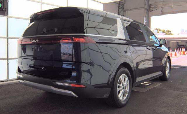 Used 2024 Kia Carnival LX FWD image 3