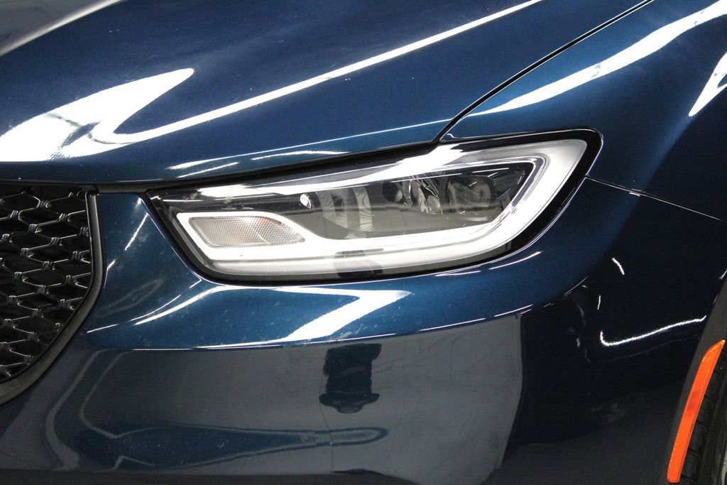 Used 2025 Chrysler Pacifica Limited image 44