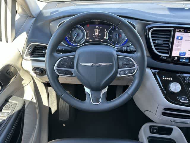 Used 2024 Chrysler Pacifica Touring-L FWD image 13