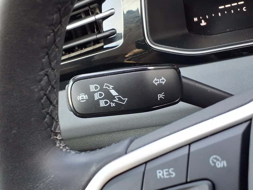 Used 2025 Volkswagen Jetta SE w/ Sunroof Package FWD image 32