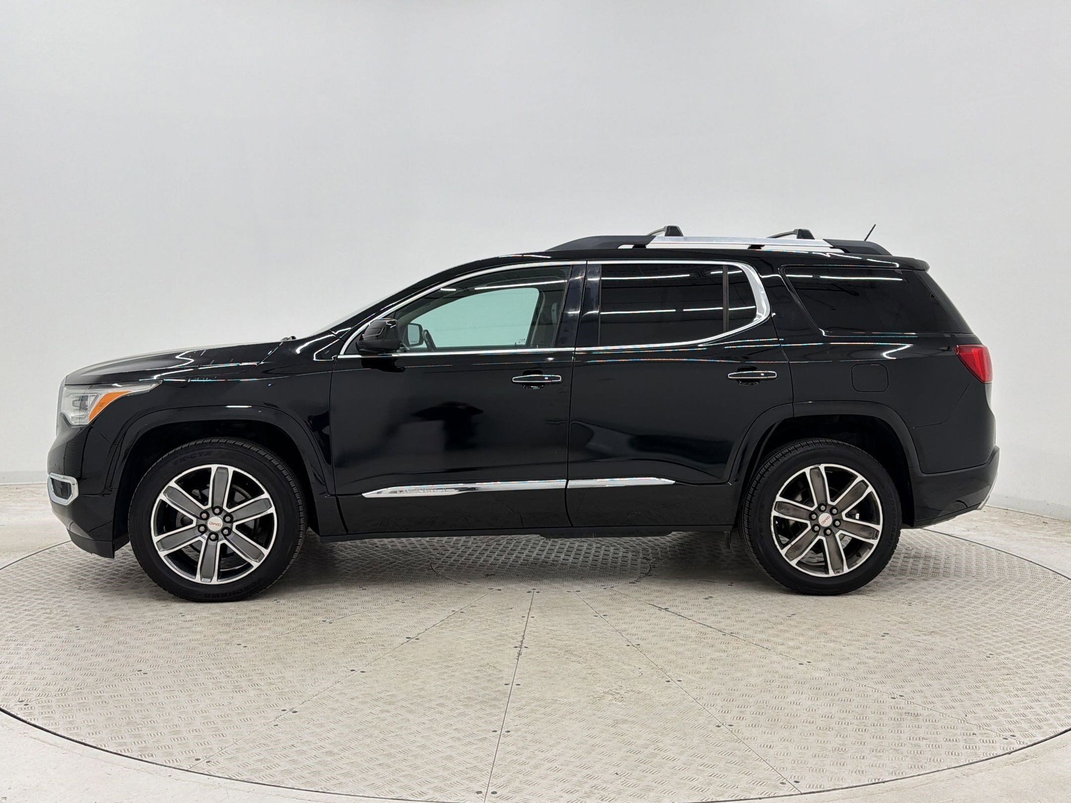 Used 2017 GMC Acadia Denali w/ Technology Package FWD image 2