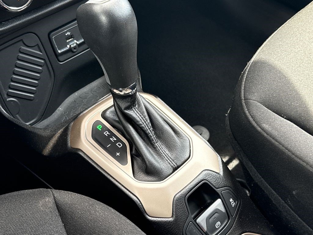 Used 2016 Jeep Renegade Latitude FWD image 30