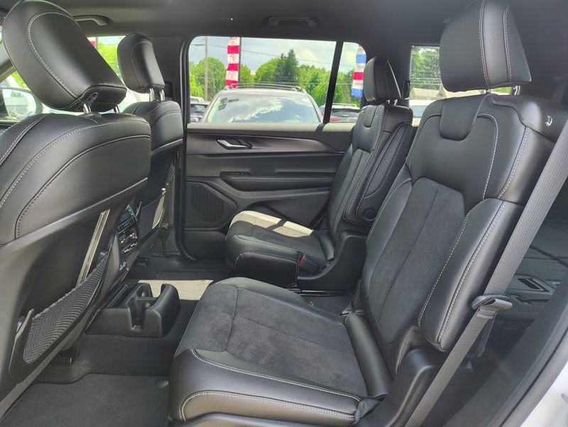 Used 2025 Jeep Grand Cherokee L Altitude AWD/4WD image 13