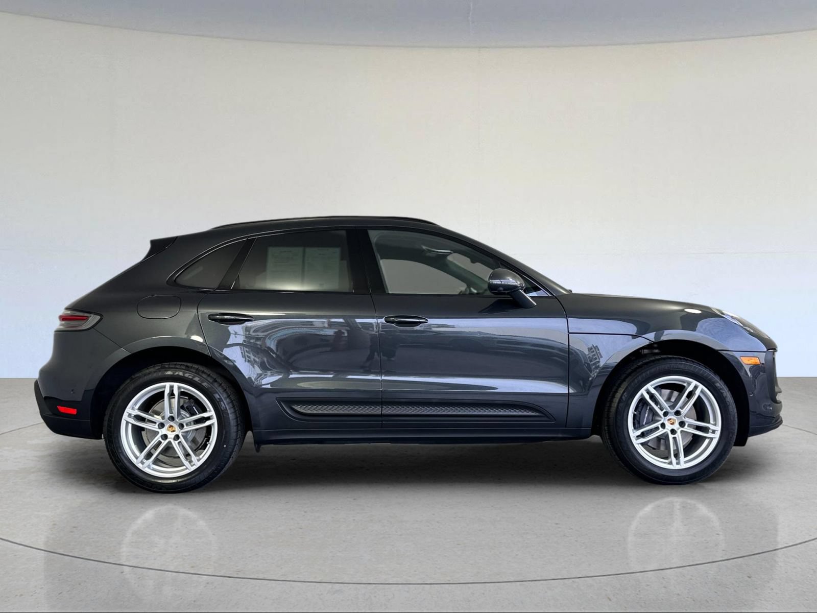 Certified 2023 Porsche Macan AWD/4WD image 9