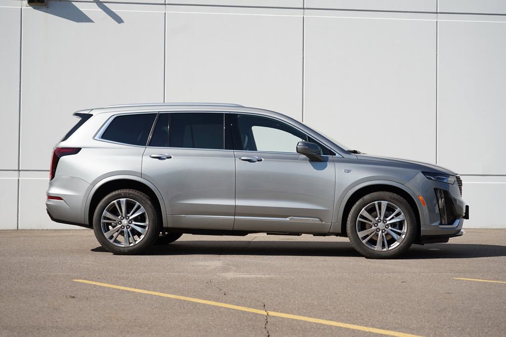 Used 2025 Cadillac XT6 Premium Luxury image 2