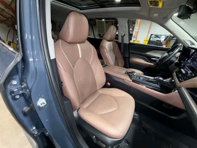 Used 2024 Toyota Grand Highlander AWD image 16