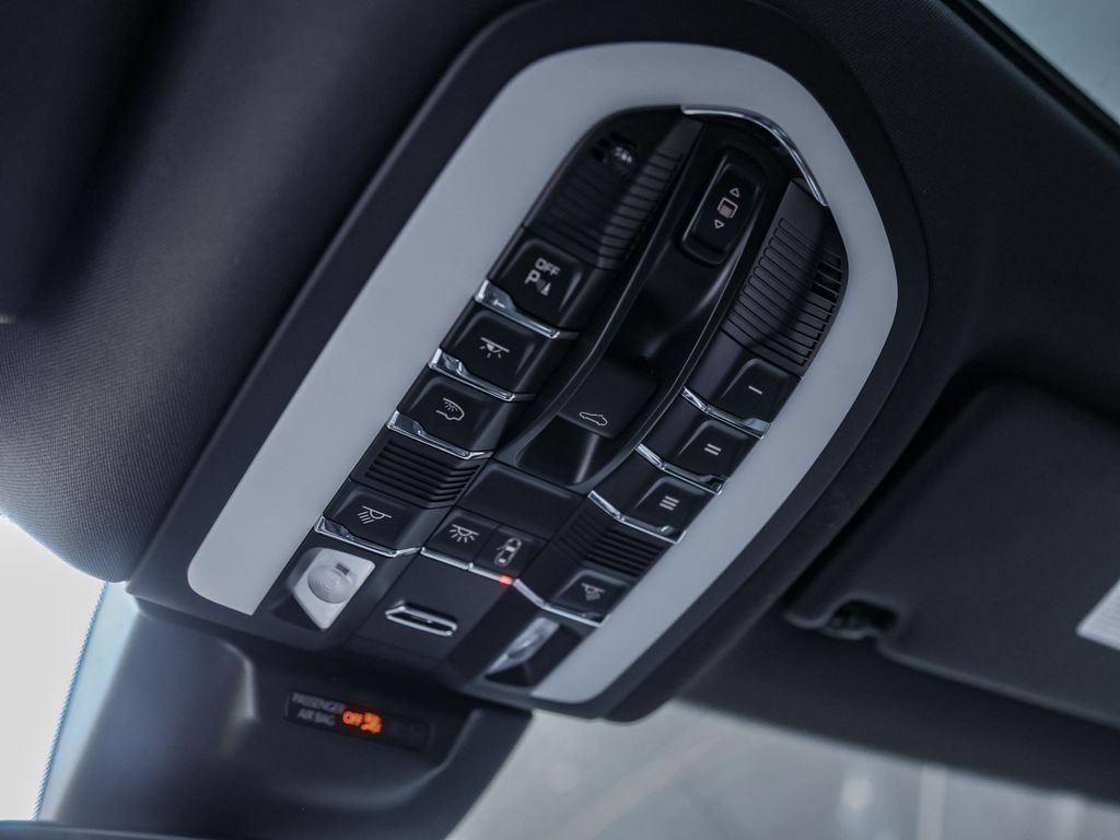 Certified 2026 Porsche Macan AWD/4WD image 28
