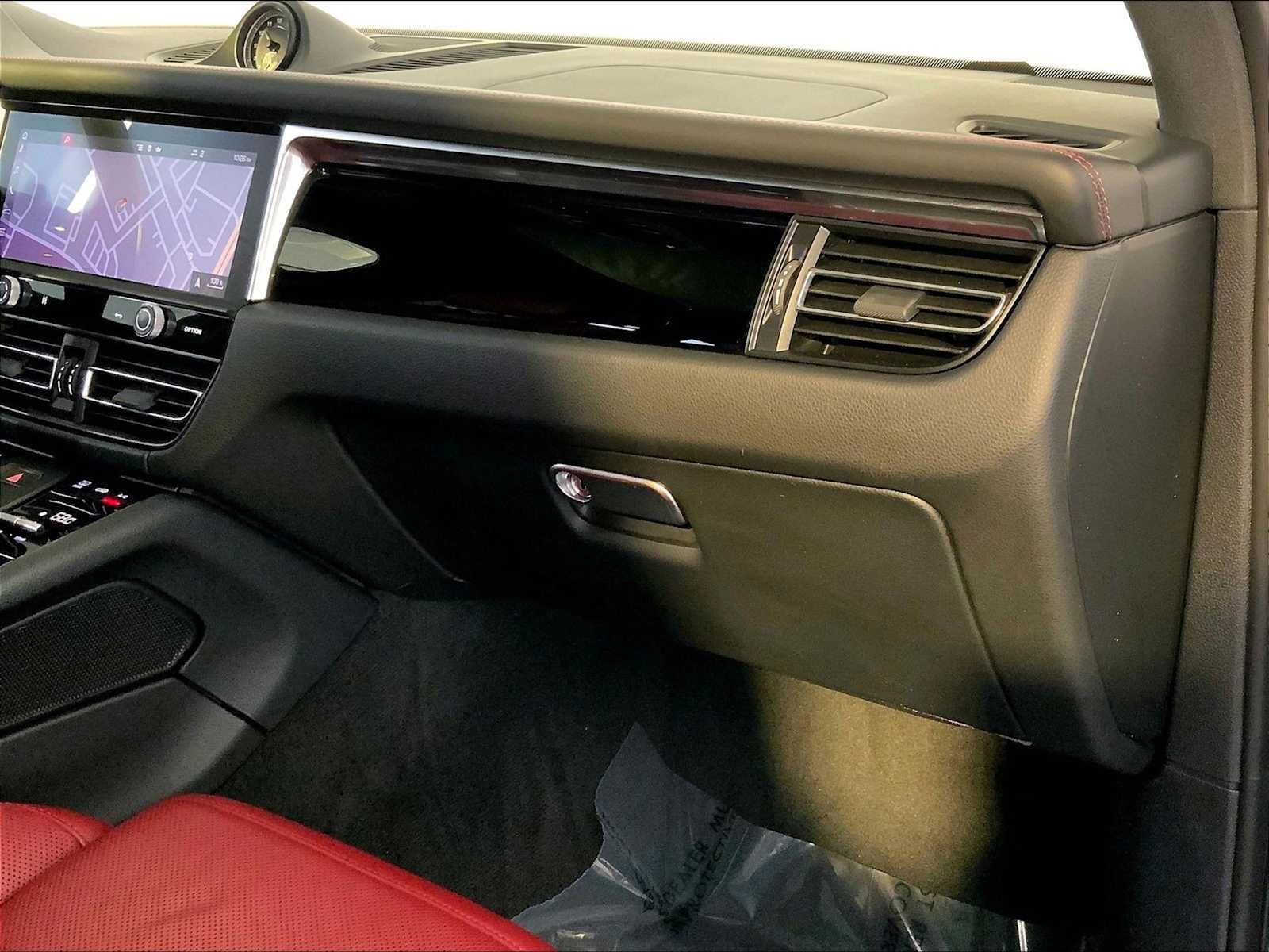 Certified 2023 Porsche Macan image 22