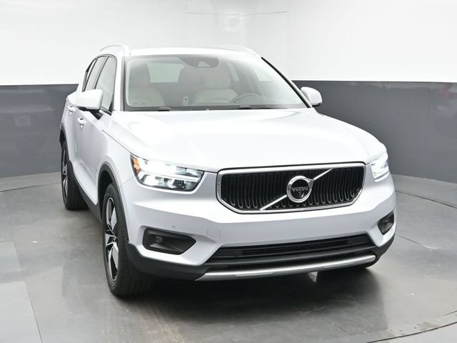 Used 2022 Volvo XC40 T4 Momentum FWD image 2