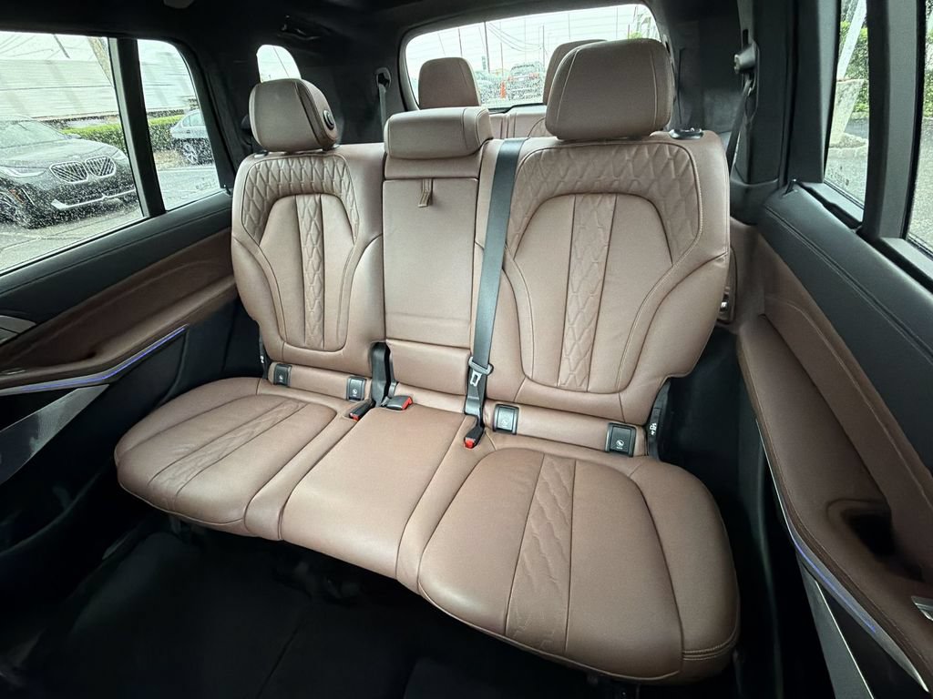 Used 2021 BMW X7 M50i w/ Dynamic Handling Package AWD/4WD image 21