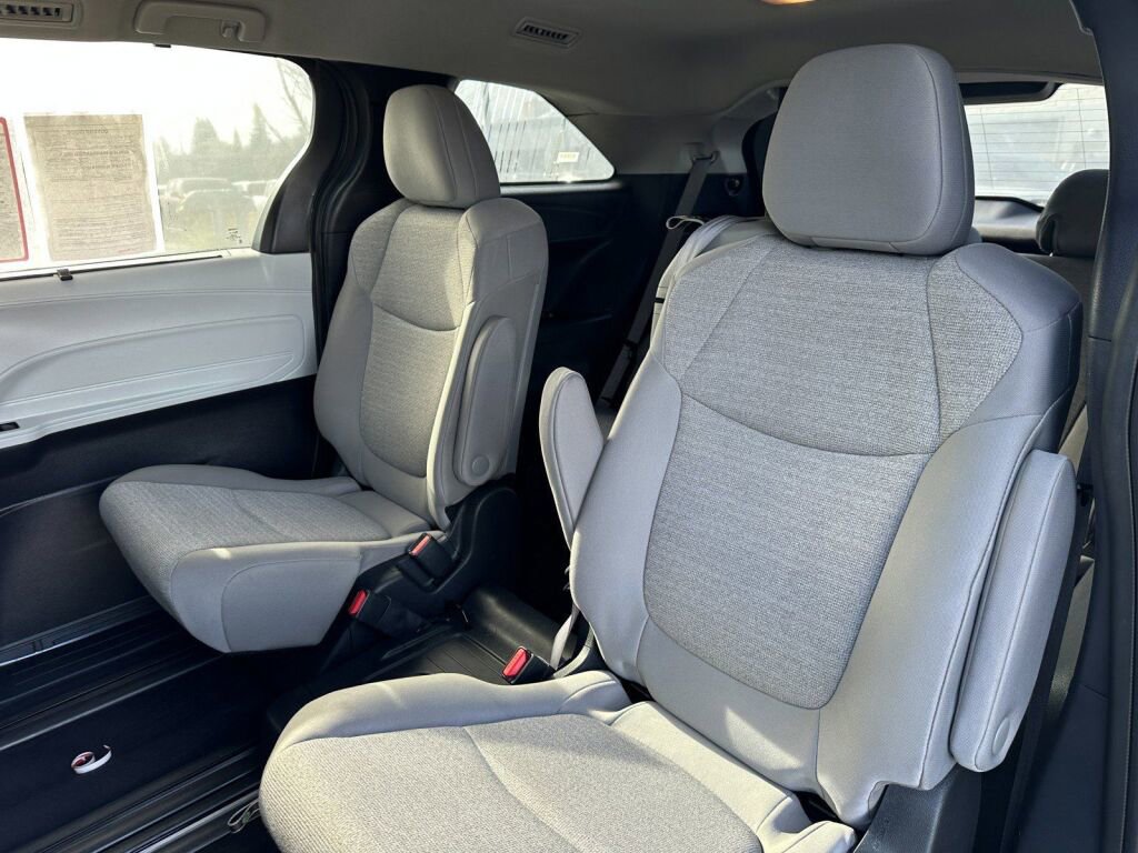 Certified 2025 Toyota Sienna LE image 12